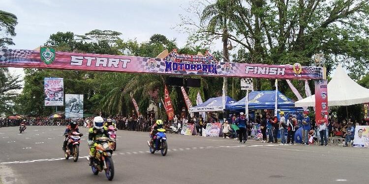 FOTO: AGUS/MATA KALTENG - Para pembalap sedang mengikuti kualifikasi Pada event Bupati Kotim Open Race Motoprix yang diadakan di taman Kota Sampit Kotim, Sabtu 11 Februari 2023.