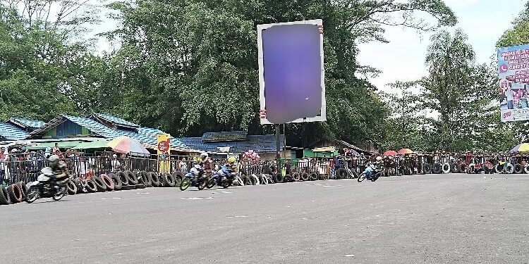 FOTO: AGUS/MATA KALTENG – Terlihat para pembalap dalam mengikuti Kualifikasi event Bupati Kotim Open Race Motoprix tahun 2023 di Taman Kota Sampit. Sabtu, 11 Februari 2023? 