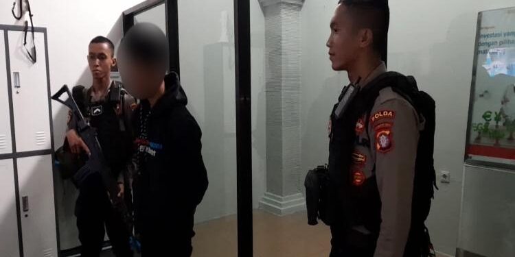 FOTO: RIZAL/MATAKALTENG - Terduga pelaku pada saat diamankan Tim PPRC Ditsamapta Polda Kalteng.