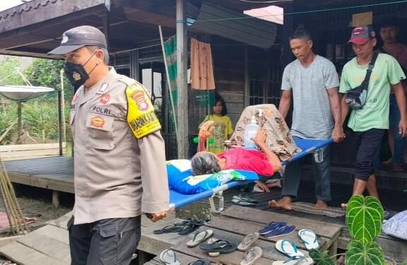 FOTO : IST/MATAKALTENG - Aparat Polsek Dusun Hilir saat membantu warga sakit yang akan dirujuk ke Kalsel
