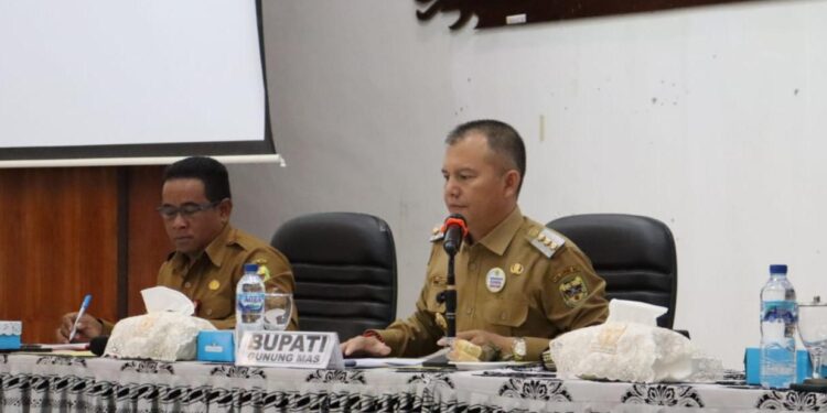 FOTO : DISKOMINFO SANTIK/MATA KALTENG - Bupati Gumas Jaya S Monong bersama Kepala DPMPTSP Harpaseno, saat memimpin rapat CSR, pekan lalu.