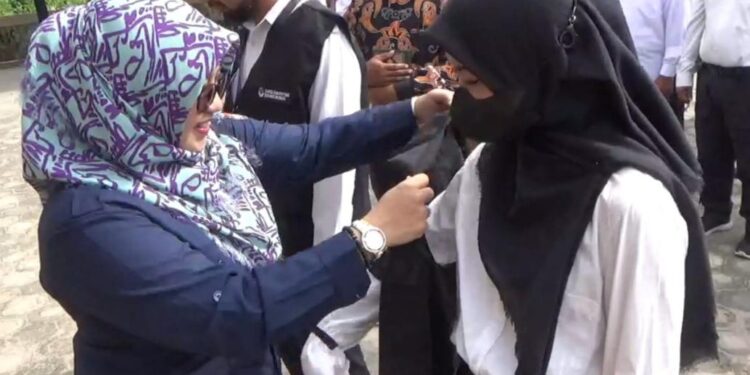 FOTO : IST/MATA KALTENG - Ketua KPU Kotim Siti Fathonah Purnaningsih saat menyematkan tanda petugas Pantarlih.