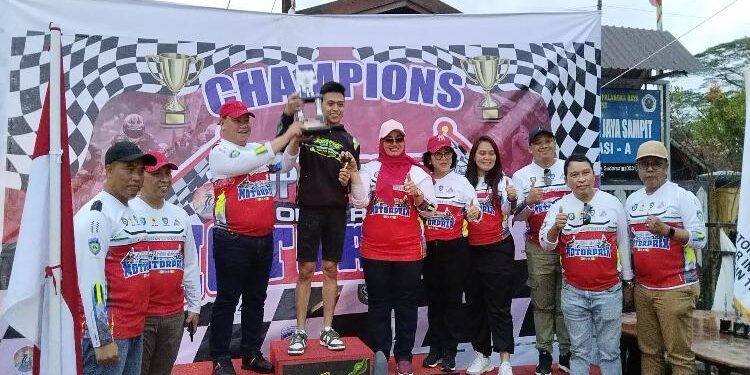 FOTO : AGUS/MATA KALTENG - Bupati dan wakil bupati dan para Forkopimda lainnya saat sesi foto bersama dengan sang juara umum Open dari tim Palangka Raya, Minggu, 13 Februari 2023.