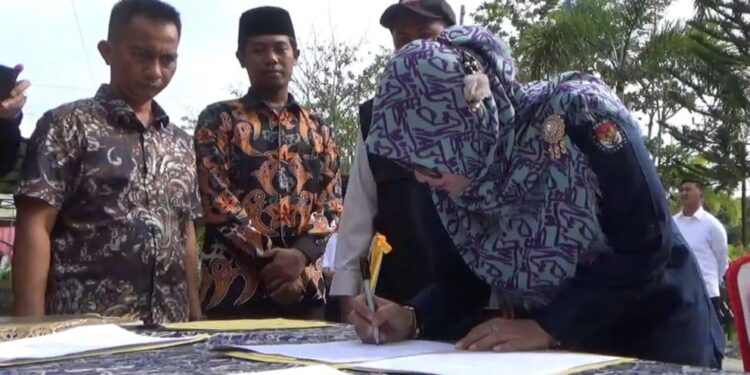 Ketua KPU Kotim, Siti Fathonah Purnaningsih saat menandatangani SK Kerja Pantarlih.