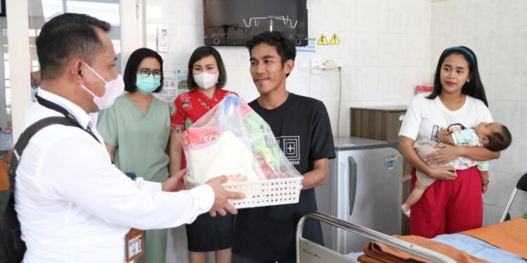 FOTO : IST MMC/MATAKALTENG - Plt. Direktur RSUD dr. Doris Sylvanus Ady Fraditha saat memberikan bingkisan dari Gubernur Kalteng dan Ketua TP- PKK Kalteng kepada orangtua pasien operasi bibir sumbing.