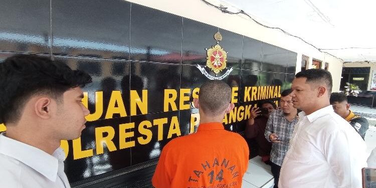 FOTO: RIZAL/MATAKALTENG - Kasat Reskrim Polresta Palangka Raya, Kompol Ronny M. Nababan, saat menginterogasi terduga pelaku rudapaksa gadis di bawah umur.