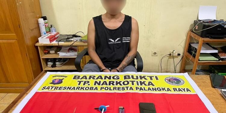 FOTO: HUMAS POLRESTA PALANGKA RAYA/MATAKALTENG - Terduga pelaku beserta barang bukti, saat diamankan di Mapolresta Palangka Raya.