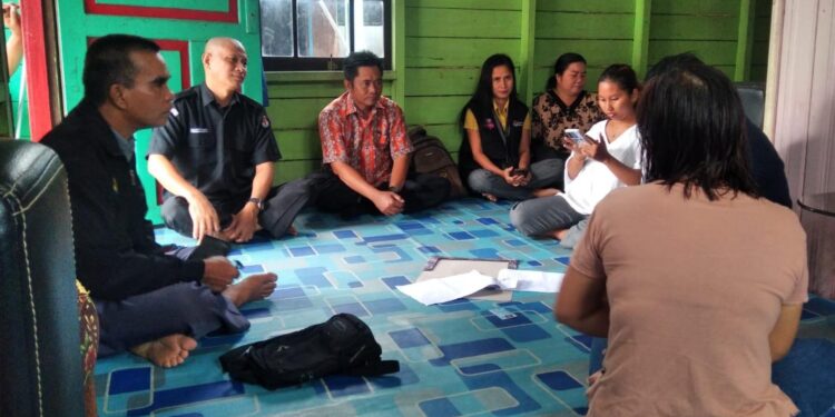 FOTO : KPU GUMAS/MATA KALTENG - Ketua KPU Kabupaten Gumas Stepenson dan petugas PPK Kurun, memantau pelaksanaan coklit yang dilakukan oleh pantarlih, Senin, 13 Februari 2023.