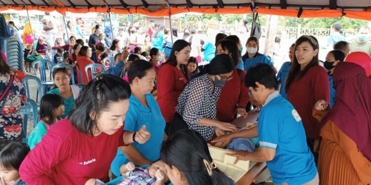 FOTO : DINKES/MATA KALTENG - Seorang balita diukur berat dan tinggi badan, pada kegiatan posyandu akbar di Taman Kota Kuala Kurun, belum lama ini.