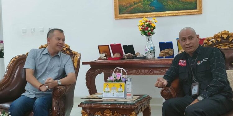 FOTO : DISKOMINFO SANTIK/MATA KALTENG - Bupati Gumas Jaya Samaya Monong menerima kunjungan Ketua KPU Stepenson, petugas PPK, PPS dan pantarlih, yang akan melakukan coklit data pemilih, di rumah jabatannya, Minggu, 12 Februari 2023.