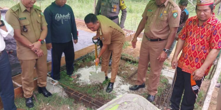 FOTO : IST/MATAKALTENG - Camat MHU Muslih saat melakukan peletakan batu pertama Mushola Al-Hijrah di Desa Pondok Damar, Senin 13 Februari 2023.