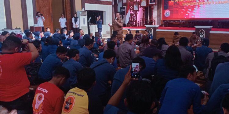FOTO : DOK DEVIANA/MATAKALTENG - Bupati Kotim Halikinnor saat melakukan pertemuan dengan petugas Damkar dan BPBD di Aula Rujab Bupati, Senin 13 Februari 2023.