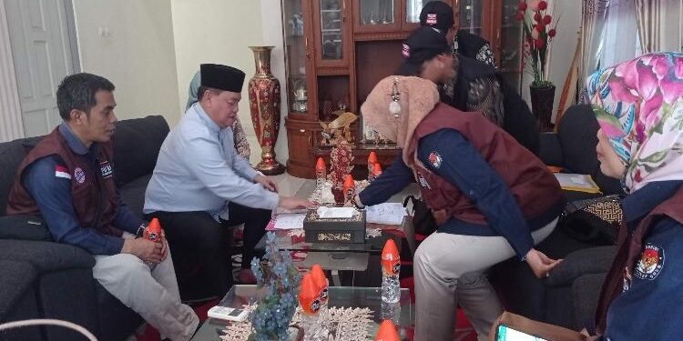 FOTO : DEVIANA/MATAKALTENG - Bupati Kotim Halikinnor saat melakukan tahapan pencoklitan oleh KPU Kotim, Selasa 14 Februari 2023.