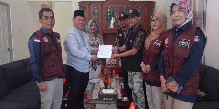 FOTO : DEVIANA/MATAKALTENG -KPU Kotim saat melakukan coklit ke kediaman Bupati Kotim Halikinnor, Selasa 14 Februari 2023.
