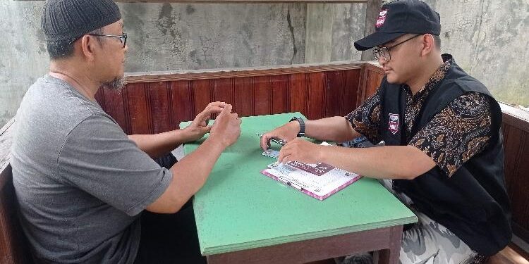 FOTO : DEVIANA/MATAKALTENG - Petugas Pantarlih saat melakukan pencocokan data pemilih di Kelurahan Mentawa Baru Hilir, Selasa 14 Februari 2023