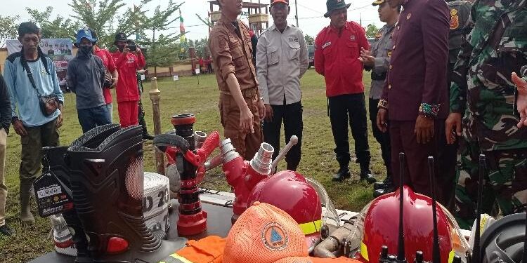 FOTO : DEVIANA/MATAKALTENG - Pengecekan alat untukn penanggulangan bencana oleh Camat MBK Eddy Hidayat Setiadi, Rabu 15 Februari 2023.