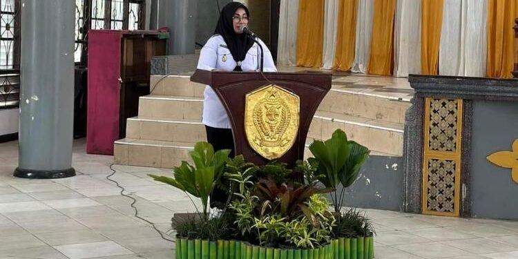 FOTO : DEVIANA/MATAKALTENG - Wakil Bupati Kotim Irawati sekaligus Ketua BNK Kotim saat sambutan di rapat kerja tim terpadu pencegahan dan pemberantasan penyalahgunaan dan peredaran gelap narkotika dan prekusor narkotika (P4GN), Rabu 15 Februari 2023.