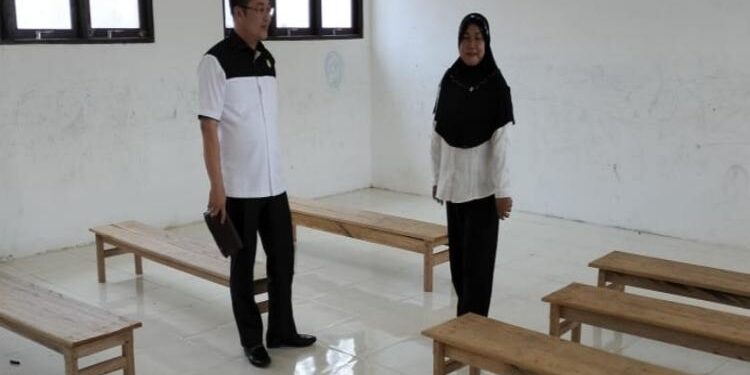FOTO : DPRD/MATA KALTENG - Anggota DPRD Kotim Hendra Sia saat melakukan reses di Desa Tumbang Puan.