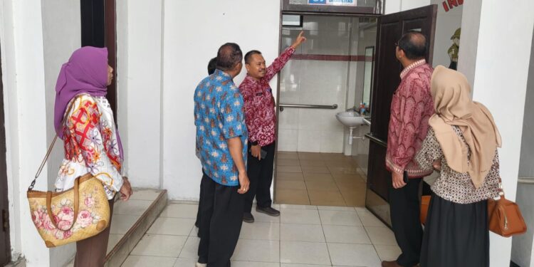 Kepala Disnakertrans Kalteng saat melihat sarana unit disabilitas