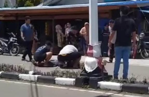 FOTO : IST/MATAKALTENG - Korban meninggal saat dievakuasi warga
