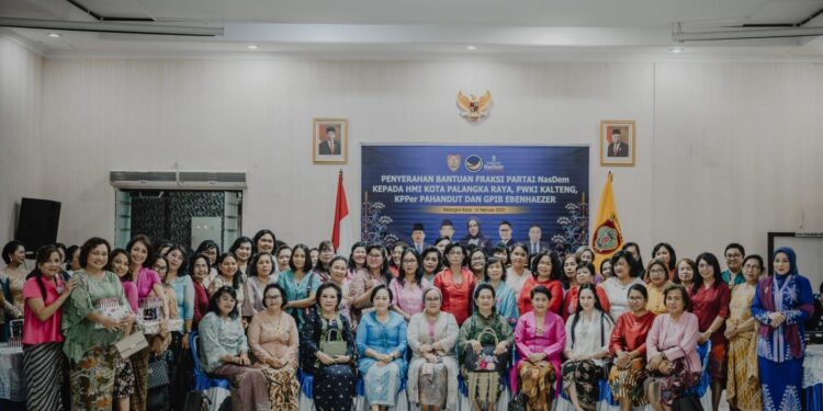FOTO : IST/MATAKALTENG - Wakil Ketua III DPRD Kalteng Faridawaty Darland Atjeh, didampingi Ketua Fraksi NasDem Bryan Iskandar, foto bersama perwakilan organisasi keagamaan se-Kota Palangka Raya dalam kegiatan penyerahan bantuan.
