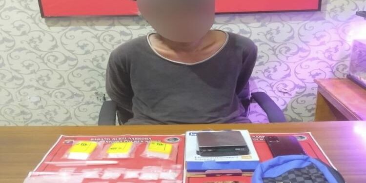 FOTO: IST/MATA KALTENG - Bandar Sabu berinisial Ju saat diamankan Polres Kotim, Rabu 15 Februari 2023.