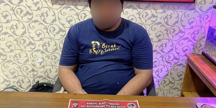 FOTO : IST/MATA KALTENG - Pelaku beserta barang bukti saat diamankan di Polres Kotim.