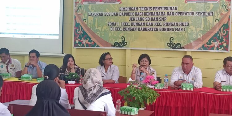 FOTO : DISDIKPORA GUMAS/MATA KALTENG - Kepala Disdikpora Kabupaten Gumas Yemmie didampingi Staf Ahli Bupati Bidang Politik, Hukum dan Pemerintahan Aprianto, dan Camat Rungan Penyang D Masal ketika memberi arahan pada kegiatan bimtek penyusunan laporan BOS dan dapodik bagi bendahara dan operator sekolah jenjang SD dan SMP zona I Kecamatan Rungan Hulu dan Rungan, Rabu 15 Februari 2023.