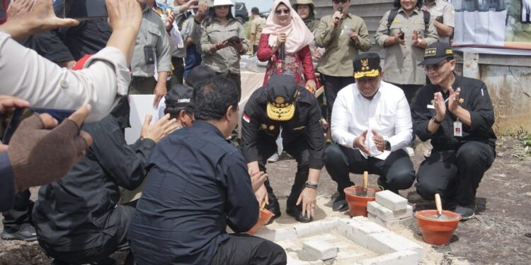 FOTO : IST MMC/MATAKALTENG - Peletakan batu pertama pembangunan RMU Modern di Desa Bentuk Jaya A5 Dadahup Kabupaten Kapuas.