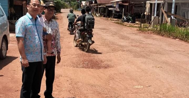 FOTO : DPRD/MATA KALTENG - Aspal yang rusak pasca direndam banjir di Kelurahan Parenggean, Kabupaten Kotim.