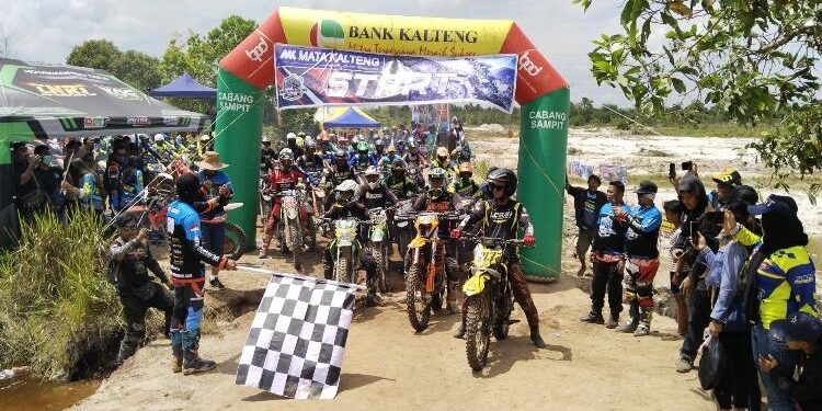 FOTO: AGUS/MATA KALTENG - Ratusan Rider ikut memeriahkan Baksos dan Latber MAT Kotim di hamparan Pasir KM, Kecamatan MB Ketapang, Minggu 19 Februari 2023.