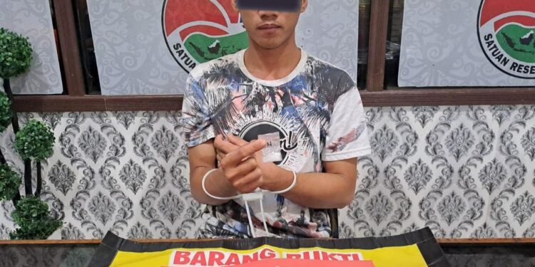 FOTO : SATRES NARKOBA POLRES GUMAS/MATA KALTENG - SJ (26) menunjukkan barang bukti narkoba jenis sabu, di Kantor Satres Narkoba Polres Gumas.