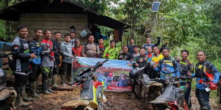 FOTO : HUMAS POLRES GUMAS/MATA KALTENG - Kabag Ops Polres Gumas Kompol Tri Wibowo bersama pejabat utama dan anggota polres, serta komunitas trail menjelajah hutan kalimantan sekaligus patroli karhutla, Sabtu, 18 Februari 2023.