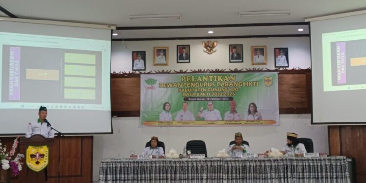 FOTO : DISKOMINFO SANTIK/MATA KALTENG - Bupati Gumas Jaya Samaya Monong didampingi Wakil Bupati yang juga Ketua DPC HKTI Kabupaten Gumas Efrensia LP Umbing, dan Ketua DPD HKTI Provinsi Kalteng Perdie M Yoseph, memberi arahan pada pelantikan DPC HKTI Kabupaten Gumas masa bakti 2022-2026, Sabtu, 18 Februari 2023.