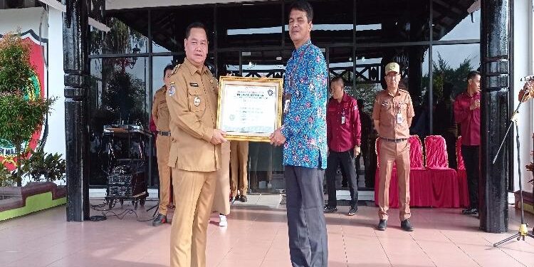 FOTO : DEVIANA/MATAKALTENG - Bupati Kotim Halikinnor saat menerima penghargaan dari Ombudsman Perwakilan Kalteng, Senin 20 Februari 2023.