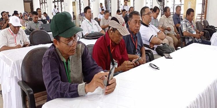 FOTO : DEVIANA/MATAKALTENG - Sejumlah kontraktor di Kotim saat mengikuti uji kompetensi SKA, SKK dan K3, Senin 20 Februari 2023.