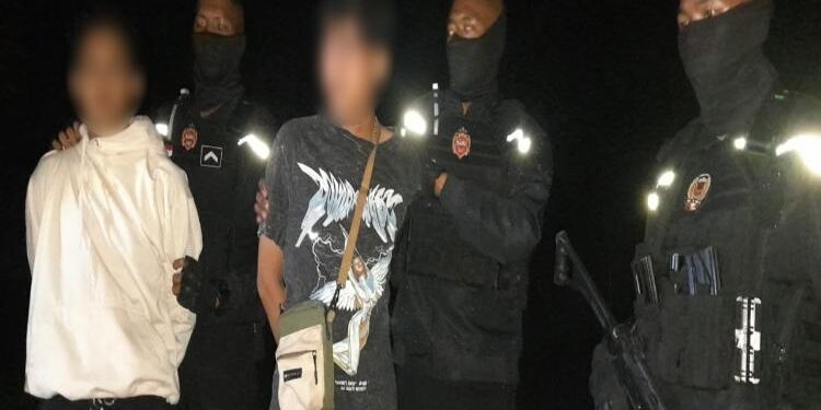 FOTO: RIZAL/MATAKALTENG - Kedua terduga pelaku pada saat diamankan Tim PPRC Ditsamapta Polda Kalteng.