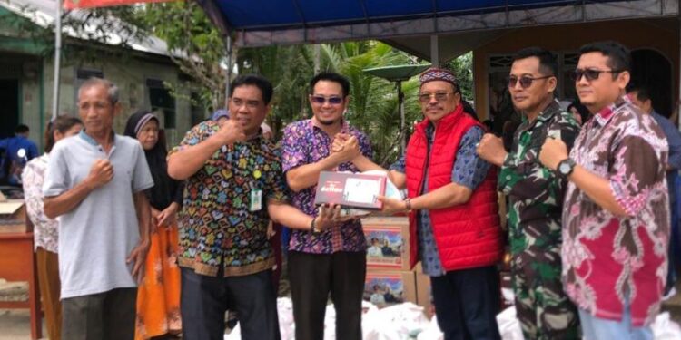 FOTO : IST/MATAKALTENG - Sekda Kalteng Nuryakin dan istri Hj. Anitha Nuryakin menyerahkan bantuan untuk korban kebakaran di Lahei II Kabupaten Barito Utara.