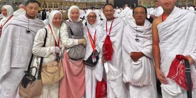 FOTO : IST/MATAKALTENG - Waket I DPRD Kalteng H Abdul Razak bersama keluarga, foto bersama disela-sela melaksanakan ibadah Umroh di Tanah Suci Mekkah, belum lama ini.
