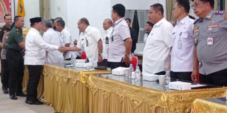 FOTO : DOK DEVIANA/MATAKALTENG - Bupati Kotim Halikinnor saat menyapa Kepala OPD.