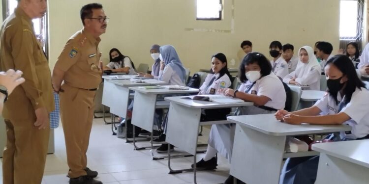 FOTO : OLIVIA/MATAKALTENG - Plt. Kepala Dinas Pendidikan Provinsi Kalimantan Tengah Herson B. Aden saat melakukan visitasi.