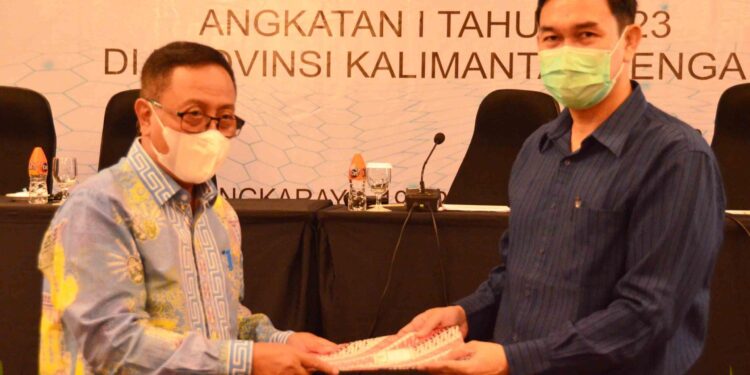 FOTO : IST/MATAKALTENG - Serah terima berkas program internsip dokter Indonesia angkatan pertama.