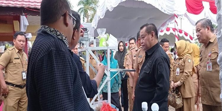 FOTO : DEVIANA/MATAKALTENG - Bupati Kotim Halikinnor saat meninjau inovasi alat pembuat pakan ternak yang dibuat peserta lomba, Selasa 21 Februari 2023.