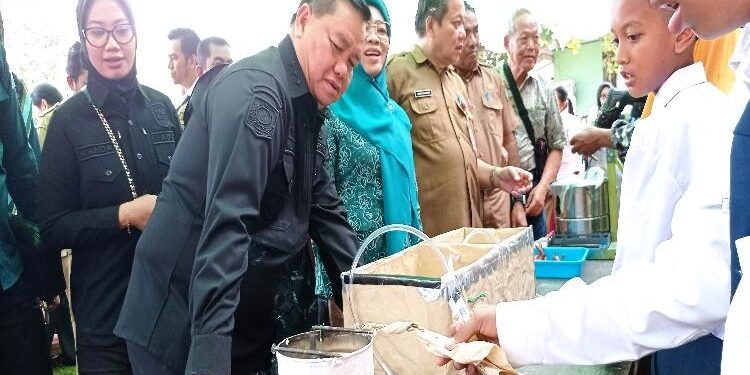FOTO: DEVIANA/MATAKALTENG - Bupati Kotim Halikinnor bersama istri saat melihat alat peserta lomba inovasi TTG, Selasa 21 Februari 2023.