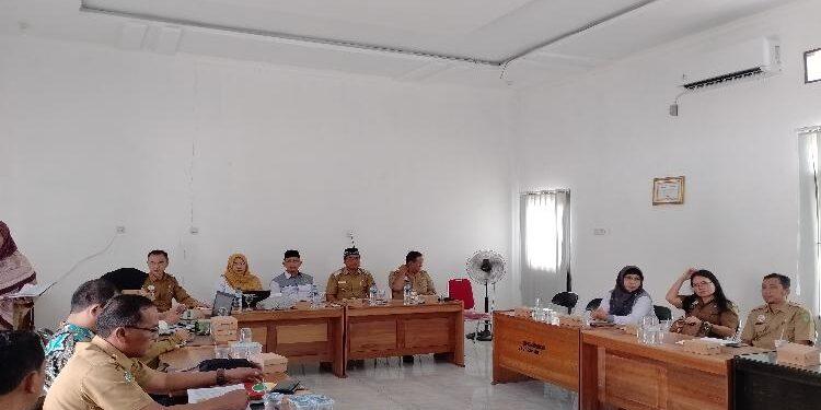 FOTO: AKH/MAKA - Wakil Bupati Sukamara, Ahmadi yang memimpin rapat terkait penanganan stunting.