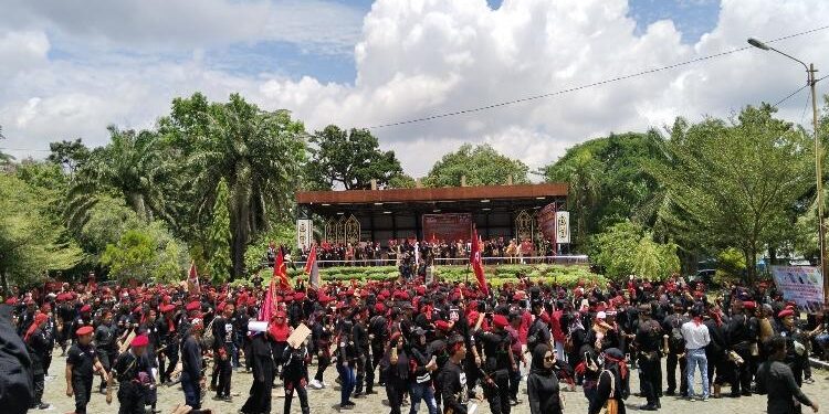 FOTO : AGUS/MATA KALTENG - Ribuan Anggota BATAMAD se Kalteng tengah memperingati Peristiwa Sampit 2001 di Taman Kota Sampit, Selasa, 21 Februari 2023.