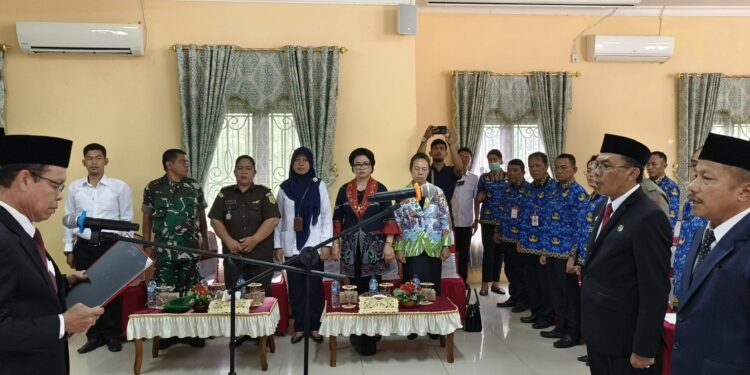 FOTO : ANR/MATAKALTENG - Bupati Katingan Sakariyas saat melantik Hariawan sebagai Asisten I Setda Katingan dan Supardi sebagai Kepala Dinas Transmigrasi dan Tenaga Kerja Kabupaten Katingan, di Aula Kantor BKPSDM setempat.