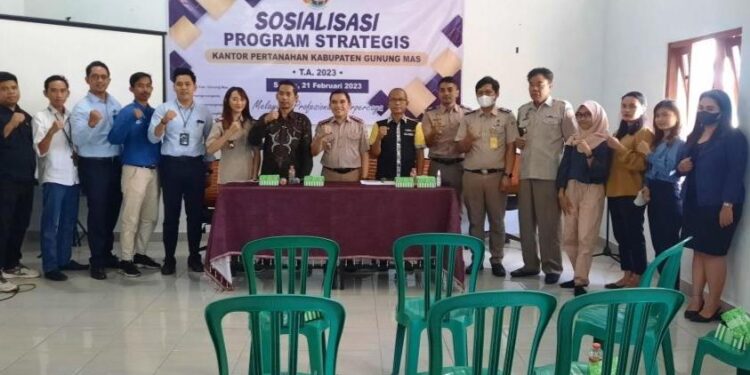 FOTO : SID/MATA KALTENG - Kepala BPN Kabupaten Gumas Ferdinan Adinoto berfoto bersama dengan peserta sosialisasi program strategis BPN tahun 2023, Selasa, 21 Februari 2023.