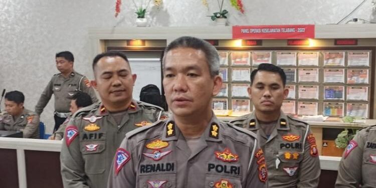 FOTO: RIZAL/MATAKALTENG - Kabag Bin Opsnal Ditlantas Polda Kalteng, AKBP Renaldi (tengah).