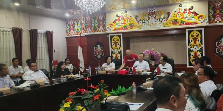 FOTO : BAPENDA GUMAS/MATA KALTENG - Bupati Gumas Jaya Samaya Monong, Wakil Bupati Efrensia LP Umbing, Kepala Bapenda Edison, Sekretaris BKAD Osner Sagala, dan sejumlah pejabat eselon tiga, melakukan kunker ke Pemkab Murung Raya, belum lama ini.